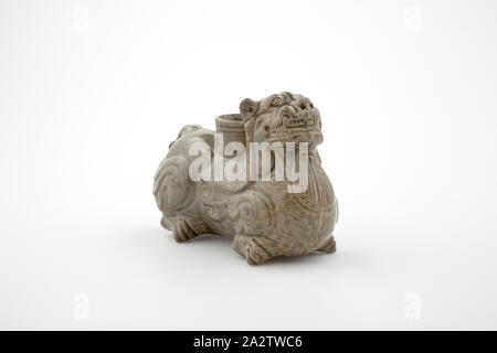 Crouching feline, Unbekannt, westlichen Jin Dynastie, 265-316, Steinzeug mit grüner Glasur, H: 3-15/16-in., Chinesische, Asiatische Kunst. Stockfoto