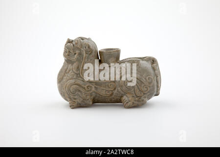 Crouching feline, Unbekannt, westlichen Jin Dynastie, 265-316, Steinzeug mit grüner Glasur, H: 3-15/16-in., Chinesische, Asiatische Kunst. Stockfoto