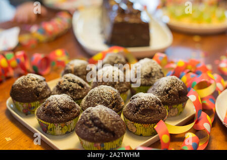 Muffins mit Dekoration zum Geburtstag party Stockfoto