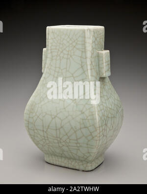 Vase, Guangxu, Qing Dynastie, Periode, Guangxu, 1875-1908, Steinzeug, celadon Glasur, 12 x 7 x 6 in., Asiatische Kunst Stockfoto