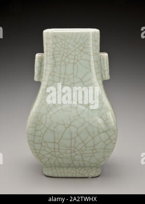 Vase, Guangxu, Qing Dynastie, Periode, Guangxu, 1875-1908, Steinzeug, celadon Glasur, 12 x 7 x 6 in., Asiatische Kunst Stockfoto