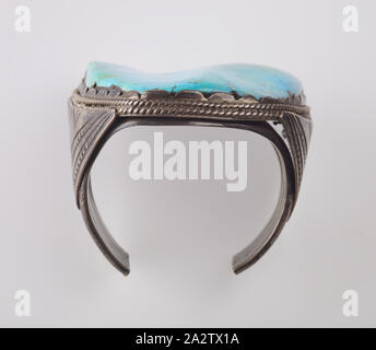 Armband, Navajo, 1950-1970, Türkis, Silber, 3 x 2-7/8 x 2-1/2 in., Native Kunst der Americas Stockfoto