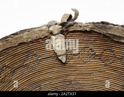 Warenkorb Schüssel, Cahuilla Menschen, 1880-1910, Weide oder Sumach, Hirsche verbergen, Seil, Stein Pfeilspitze, 6-1/4 x 16 x 17-1/2 in., Label, gedruckt, geklebt, innen unten: Der chittenden Sammlung [Text durch zweiten Label] fallen von Cap'n Newton [Text abgedeckt] Kommissar für Britische [Text] abgedeckt, die handschriftliche eingehalten, innen unten auf der gedruckten Label: Alte Cahuillas Indianer, [label Rip], Uppen [?] Sa [unleserlich], Native Kunst der Americas Stockfoto