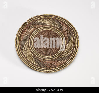 Deckel für Korb, Kaigani Haida, 1870-1885, Pflanzenfasern, Pigment, 1/2 x 5-7/8 x 5-7/8 in., Native Kunst der Americas Stockfoto