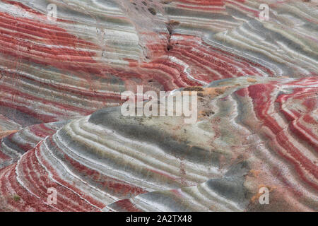 Textur der erstaunlichen Gestreifter roter Berg in Khizi, Aserbaidschan. Stockfoto