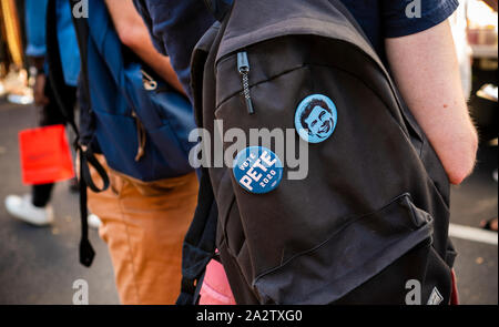 Eine demokratische Club Mitglied auf einer Straße in Brooklyn in New York trägt Peter Buttigieg Tasten auf seinem Rucksack am Sonntag, 29. September 2019. (© Richard B. Levine) Stockfoto