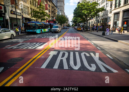 Der Verkehr auf der 14th Street in New York am Mittwoch, 2. Oktober 2019. Da der L-Zug herunterfahren, und nach der von den Gerichten genehmigt wurde, wird die Stadt mit dem eigenen Auto durch den Verkehr zwischen 3. und 9. Avenue auf der Durchgangsstraße, beginnend am 3. Oktober zwischen den Stunden von 6:00-22:00 Uhr verbieten. (© Richard B. Levine) Stockfoto