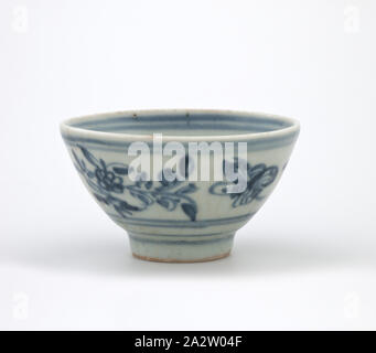 Schüssel, Ming Dynastie, Ming dynasty, 1500-1599, Porzellan mit den blauen Unterglasur, 2-1/8 x 3-13/16 (Durchm.)., Asiatische Kunst Stockfoto