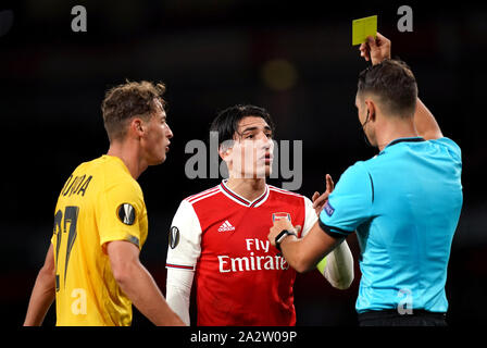 Schiedsrichter Sandro Scharer zeigt von Arsenal Hector Bellerin eine gelbe Karte als Standard Lüttich Svenja Vojvoda während der UEFA Europa League Gruppe F Match im Emirates Stadium, London aussieht. Stockfoto