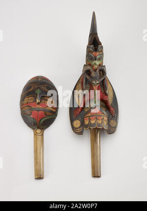 Rituellen Tanz in Form eines Raben Rattle, Kaigani Haida, 1850-1885, Holz, Pigment, 13 x 3-7/8 x 5 in. (Eingebaut) A) 1880 mit Vögeln und Frosch: 13 x 3-7/8 x 3-1/4 in. B) 1880 mit flachrelief Gesicht: 8-3/8 x 3-1/8 x 1-3/4 in., Native Kunst der Americas Stockfoto