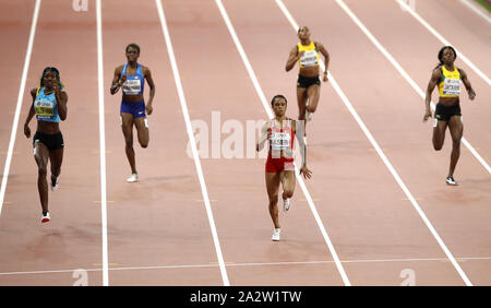 Bahrain Salwa Eid Naser (Mitte) auf dem Weg zu Gold im 400 m-Finale der Frauen während des Tages sieben der IAAF Weltmeisterschaften am Khalifa International Stadium, Doha, Katar. Stockfoto