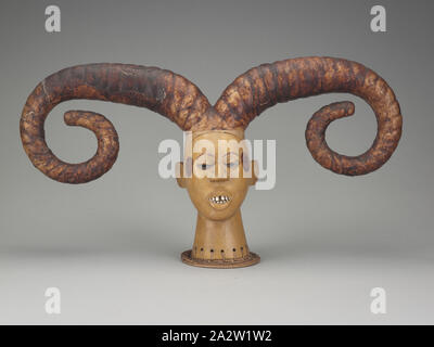 Kopf Crest, Efik Leute, Anfang des 20. Jahrhunderts, Holz, Haut, Pigment, Metall, Knochen, Faser, 12 x 32-3/4 x 8 in., Afrikanische Kunst Stockfoto