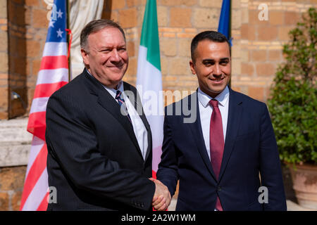 Us-Staatssekretär Mike Pompeo, Links, schüttelt Hände mit der italienische Außenminister Luigi Di Maio in der Villa Madama Oktober 2, 2019 in Rom, Italien. Stockfoto