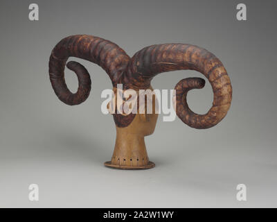 Kopf Crest, Efik Leute, Anfang des 20. Jahrhunderts, Holz, Haut, Pigment, Metall, Knochen, Faser, 12 x 32-3/4 x 8 in., Afrikanische Kunst Stockfoto