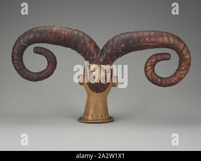 Kopf Crest, Efik Leute, Anfang des 20. Jahrhunderts, Holz, Haut, Pigment, Metall, Knochen, Faser, 12 x 32-3/4 x 8 in., Afrikanische Kunst Stockfoto