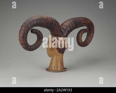 Kopf Crest, Efik Leute, Anfang des 20. Jahrhunderts, Holz, Haut, Pigment, Metall, Knochen, Faser, 12 x 32-3/4 x 8 in., Afrikanische Kunst Stockfoto