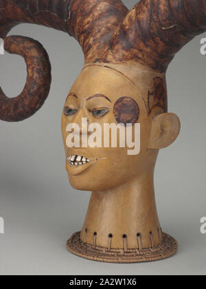 Kopf Crest, Efik Leute, Anfang des 20. Jahrhunderts, Holz, Haut, Pigment, Metall, Knochen, Faser, 12 x 32-3/4 x 8 in., Afrikanische Kunst Stockfoto