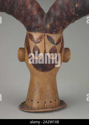 Kopf Crest, Efik Leute, Anfang des 20. Jahrhunderts, Holz, Haut, Pigment, Metall, Knochen, Faser, 12 x 32-3/4 x 8 in., Afrikanische Kunst Stockfoto