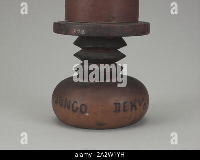 Behälter mit Deckel mit menschlichen Kopf finial, Songo (Kongolesische, Ende 19. Jahrhundert - 20. Jahrhundert), 1900-1910, Holz, Rinde, Pigment, A-C) 20-5/8 x 5 x 5 in. (Eingebaut) A) Kopf finial Deckel: 10-1/4 x 4-1/2 x 4-1/2-in. B) Container: 6-1/2 x 3-3/4 x 3-3/4 in. C) Basis: 6-1/2 x 5 x 5 in., C) bezeichnet, Pyro auf vertikale Seite von Base eingraviert: Song [DekVoi DekVoi haben nicht übersetzt, ist möglicherweise ein Standort oder Familie Referenz] C) in weißer Farbe am äußeren Rand der Basis eingeschrieben, Brill Sammlung Inventarnummer: 578, Afrikanische Kunst Stockfoto