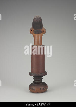 Behälter mit Deckel mit menschlichen Kopf finial, Songo (Kongolesische, Ende 19. Jahrhundert - 20. Jahrhundert), 1900-1910, Holz, Rinde, Pigment, A-C) 20-5/8 x 5 x 5 in. (Eingebaut) A) Kopf finial Deckel: 10-1/4 x 4-1/2 x 4-1/2-in. B) Container: 6-1/2 x 3-3/4 x 3-3/4 in. C) Basis: 6-1/2 x 5 x 5 in., C) bezeichnet, Pyro auf vertikale Seite von Base eingraviert: Song [DekVoi DekVoi haben nicht übersetzt, ist möglicherweise ein Standort oder Familie Referenz] C) in weißer Farbe am äußeren Rand der Basis eingeschrieben, Brill Sammlung Inventarnummer: 578, Afrikanische Kunst Stockfoto