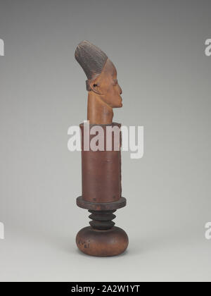 Behälter mit Deckel mit menschlichen Kopf finial, Songo (Kongolesische, Ende 19. Jahrhundert - 20. Jahrhundert), 1900-1910, Holz, Rinde, Pigment, A-C) 20-5/8 x 5 x 5 in. (Eingebaut) A) Kopf finial Deckel: 10-1/4 x 4-1/2 x 4-1/2-in. B) Container: 6-1/2 x 3-3/4 x 3-3/4 in. C) Basis: 6-1/2 x 5 x 5 in., C) bezeichnet, Pyro auf vertikale Seite von Base eingraviert: Song [DekVoi DekVoi haben nicht übersetzt, ist möglicherweise ein Standort oder Familie Referenz] C) in weißer Farbe am äußeren Rand der Basis eingeschrieben, Brill Sammlung Inventarnummer: 578, Afrikanische Kunst Stockfoto