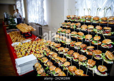 Mini Burger mit gegrillten Makrelen, Sauce Tartare, frische Gurke und Salat. In der Nähe von Mini Hamburger in catering Event auf einige festliche Veranstaltung Stockfoto