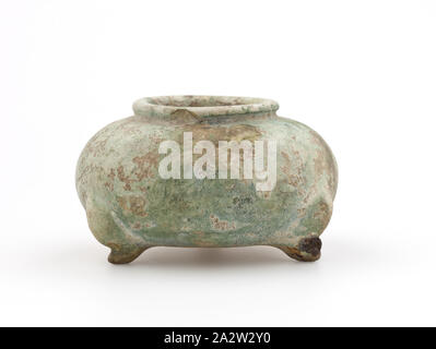 Fu jar mit drei Beinen, Unbekannt, Tang Dynastie, 618-906, Steingut, grüne Glasur, H: 1-5/8-in., Durchmesser: 1-5/8-in.-, Asiatische Kunst Stockfoto