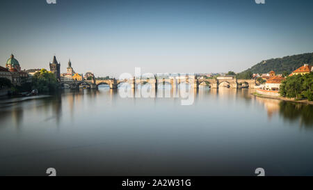 Erstaunlich Karlsbrücke in Prag - Ansicht von Mánes-Brücke in den frühen Morgen während der Goldenen Stunde Stockfoto