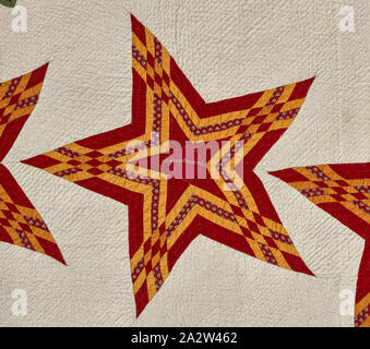 Quilt (Sterne und Adler), Unbekannt, 1853, Baumwolle, Applizierten und gesteppten, Baumwolle und Seide, Stickerei, 88-1/4 x 87 in., bestickt, Banner in zentralen Medaillon: E.pluribus unum bestickt, unter dem Banner in zentralen Medaillon: 18 53 bestickt, einem Staat Name auf jeder Stern, im Uhrzeigersinn von der Mitte oben: Massachusetts Hampshire, N, N, S Jersey Carolina, Georgia, Connecticut, N York, Pennsylvania, R Insel, Maryland, Virginia, Pennsylvania, Virginia, Amerikanische, Textil und Mode Kunst Stockfoto