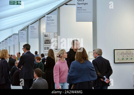 Mitglieder der Öffentlichkeit, Kunstliebhaber und Sammler nehmen an der Eröffnung der Kunstmesse Freize Meister im Regent's Park, London, wo Galerien aus Stockfoto