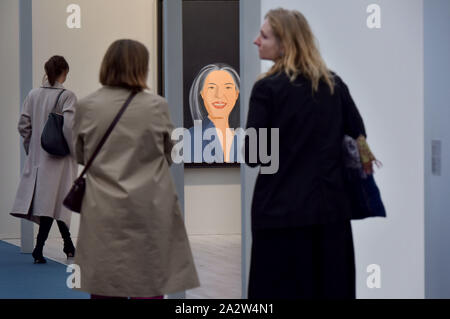 Mitglieder der Öffentlichkeit, Kunstliebhaber und Sammler nehmen an der Eröffnung der Kunstmesse Freize Meister im Regent's Park, London, wo Galerien aus Stockfoto