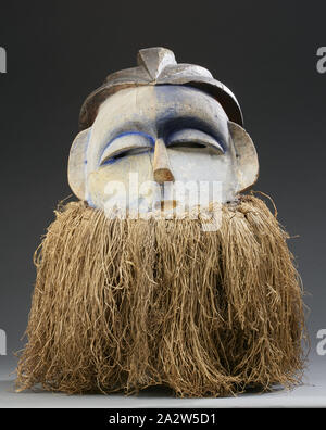 Helm Maske, Kwese, erste Hälfte des 20. Jahrhunderts, Holz, Pigment, Faser, 15-3/4 x 18-1/2 x 16 in., Afrikanische Kunst Stockfoto