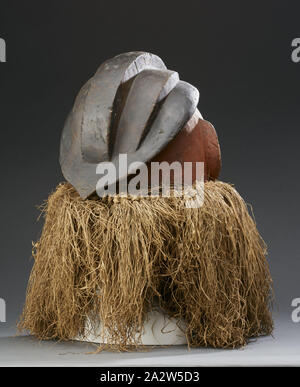 Helm Maske, Kwese, erste Hälfte des 20. Jahrhunderts, Holz, Pigment, Faser, 15-3/4 x 18-1/2 x 16 in., Afrikanische Kunst Stockfoto