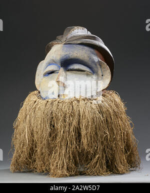 Helm Maske, Kwese, erste Hälfte des 20. Jahrhunderts, Holz, Pigment, Faser, 15-3/4 x 18-1/2 x 16 in., Afrikanische Kunst Stockfoto