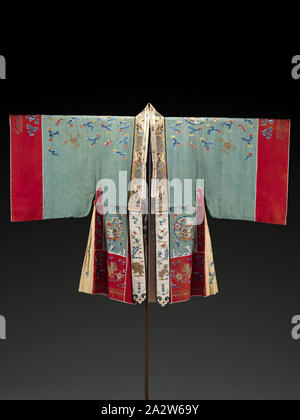 Daoismus (Taoismus) Priester Mantel, Qing Dynastie, Qing Dynastie, ca. 1870, Seide, Seide und metallischen Fäden, Metallscheiben, L: 54 in., Textil und Mode Kunst Stockfoto