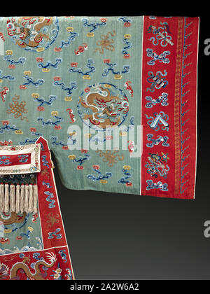 Daoismus (Taoismus) Priester Mantel, Qing Dynastie, Qing Dynastie, ca. 1870, Seide, Seide und metallischen Fäden, Metallscheiben, L: 54 in., Textil und Mode Kunst Stockfoto