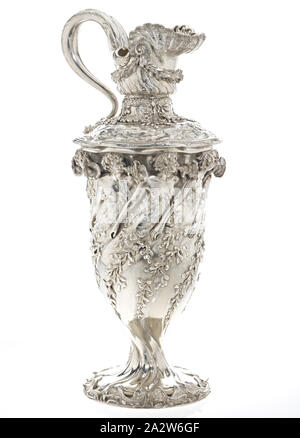 Goelet Racing Cup für Schooners, Charles Osborne, Designer (Amerikanische), Tiffany & Co., Hersteller (Amerikanische), 1885, silber, 29 x 13 x 12 in., eingeschrieben, am Hals unterhalb des Auswurfkrümmers eingraviert: Goelet Cup 1885 gestempelt auf der Unterseite des Fußes: Tiffany & Co, 8487 M8183, STERLING SILBER eingeschrieben, darunter Fuß in fließenden Skript geätzt: Die Goelet Cup für Schooners, August 3. Newport 1885. Gewonnen von Fortuna. Einträge, Rambler, Fortuna, Estrelle, Dauntless, Montauk, Clytie, Mohikaner, Äsche, Clio, die dekorativen Künste Stockfoto