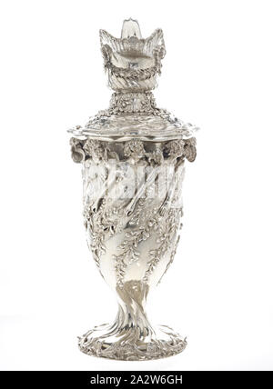 Goelet Racing Cup für Schooners, Charles Osborne, Designer (Amerikanische), Tiffany & Co., Hersteller (Amerikanische), 1885, silber, 29 x 13 x 12 in., eingeschrieben, am Hals unterhalb des Auswurfkrümmers eingraviert: Goelet Cup 1885 gestempelt auf der Unterseite des Fußes: Tiffany & Co, 8487 M8183, STERLING SILBER eingeschrieben, darunter Fuß in fließenden Skript geätzt: Die Goelet Cup für Schooners, August 3. Newport 1885. Gewonnen von Fortuna. Einträge, Rambler, Fortuna, Estrelle, Dauntless, Montauk, Clytie, Mohikaner, Äsche, Clio, die dekorativen Künste Stockfoto