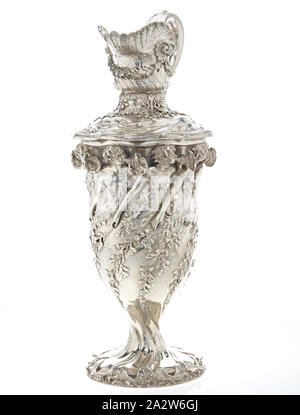 Goelet Racing Cup für Schooners, Charles Osborne, Designer (Amerikanische), Tiffany & Co., Hersteller (Amerikanische), 1885, silber, 29 x 13 x 12 in., eingeschrieben, am Hals unterhalb des Auswurfkrümmers eingraviert: Goelet Cup 1885 gestempelt auf der Unterseite des Fußes: Tiffany & Co, 8487 M8183, STERLING SILBER eingeschrieben, darunter Fuß in fließenden Skript geätzt: Die Goelet Cup für Schooners, August 3. Newport 1885. Gewonnen von Fortuna. Einträge, Rambler, Fortuna, Estrelle, Dauntless, Montauk, Clytie, Mohikaner, Äsche, Clio, die dekorativen Künste Stockfoto