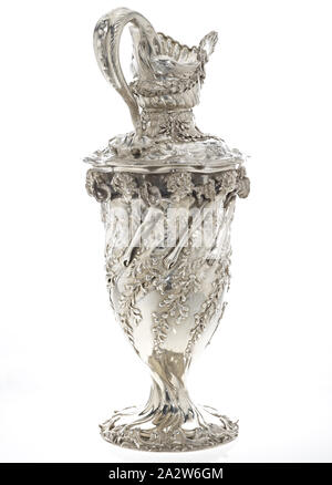 Goelet Racing Cup für Schooners, Charles Osborne, Designer (Amerikanische), Tiffany & Co., Hersteller (Amerikanische), 1885, silber, 29 x 13 x 12 in., eingeschrieben, am Hals unterhalb des Auswurfkrümmers eingraviert: Goelet Cup 1885 gestempelt auf der Unterseite des Fußes: Tiffany & Co, 8487 M8183, STERLING SILBER eingeschrieben, darunter Fuß in fließenden Skript geätzt: Die Goelet Cup für Schooners, August 3. Newport 1885. Gewonnen von Fortuna. Einträge, Rambler, Fortuna, Estrelle, Dauntless, Montauk, Clytie, Mohikaner, Äsche, Clio, die dekorativen Künste Stockfoto