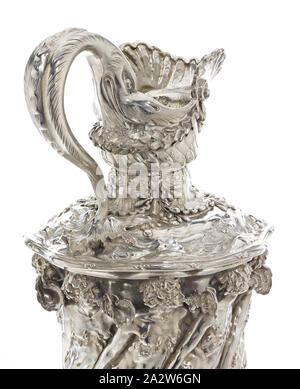 Goelet Racing Cup für Schooners, Charles Osborne, Designer (Amerikanische), Tiffany & Co., Hersteller (Amerikanische), 1885, silber, 29 x 13 x 12 in., eingeschrieben, am Hals unterhalb des Auswurfkrümmers eingraviert: Goelet Cup 1885 gestempelt auf der Unterseite des Fußes: Tiffany & Co, 8487 M8183, STERLING SILBER eingeschrieben, darunter Fuß in fließenden Skript geätzt: Die Goelet Cup für Schooners, August 3. Newport 1885. Gewonnen von Fortuna. Einträge, Rambler, Fortuna, Estrelle, Dauntless, Montauk, Clytie, Mohikaner, Äsche, Clio, die dekorativen Künste Stockfoto