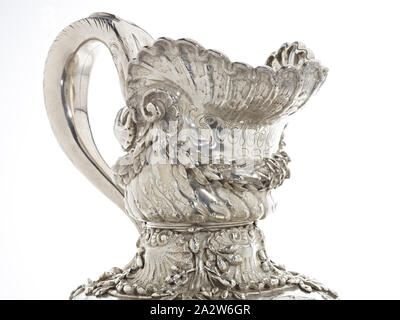 Goelet Racing Cup für Schooners, Charles Osborne, Designer (Amerikanische), Tiffany & Co., Hersteller (Amerikanische), 1885, silber, 29 x 13 x 12 in., eingeschrieben, am Hals unterhalb des Auswurfkrümmers eingraviert: Goelet Cup 1885 gestempelt auf der Unterseite des Fußes: Tiffany & Co, 8487 M8183, STERLING SILBER eingeschrieben, darunter Fuß in fließenden Skript geätzt: Die Goelet Cup für Schooners, August 3. Newport 1885. Gewonnen von Fortuna. Einträge, Rambler, Fortuna, Estrelle, Dauntless, Montauk, Clytie, Mohikaner, Äsche, Clio, die dekorativen Künste Stockfoto