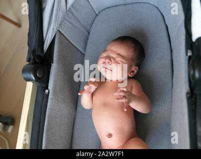 2 Wochen altes Baby in Wiege Stockfoto