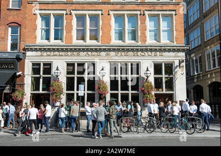 Fullers Ale & Pie Haus mit einer Menge von Menschen trinken außerhalb West Smithfield Stadt London England Großbritannien UK Stockfoto
