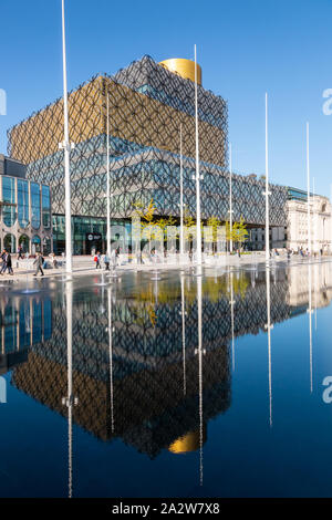 Die neue Bibliothek von Brmingham in einem Pool, Centenary Square, Birmingham, Großbritannien wider Stockfoto