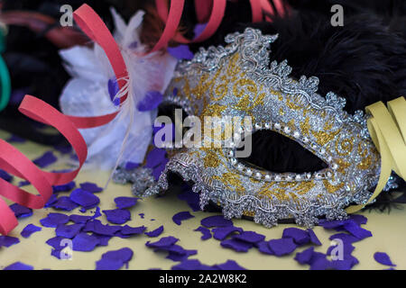 Party Maske, Serpentinen und Konfetti. Urlaub festliche Konzept Stockfoto