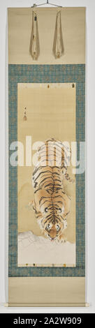 Tiger, Nishimura Goun (Japanisch, prachtband), Meiji, prachtband, Tinte, Farbe und Gold auf Seide,50-3/4 x 16-1/2-in. (Bild)84-1/2 x 24 in. (Overall), unterzeichnet: goun Dichtung: Goun, Asiatische Kunst Stockfoto