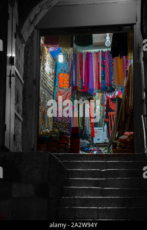 Kleidung, Schals und antiken Stoffen auf Altstadt Jerusalem in Israel Stockfoto