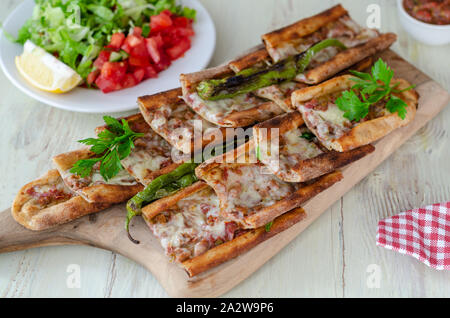 Die traditionelle türkische Küche: Pide (Pide) mit Hackfleisch und Käse. Stockfoto