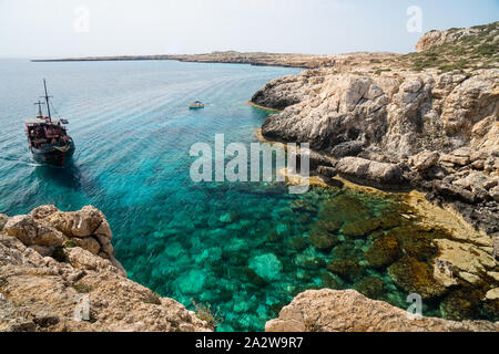 Butifull Bay in Zypern mit Schiff und türkisblauem Wasser Stockfoto